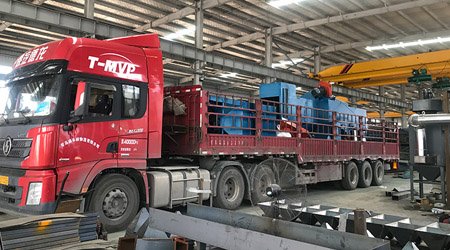 發(fā)往江蘇泰州的Q698鋼板型材拋丸機裝車發(fā)貨